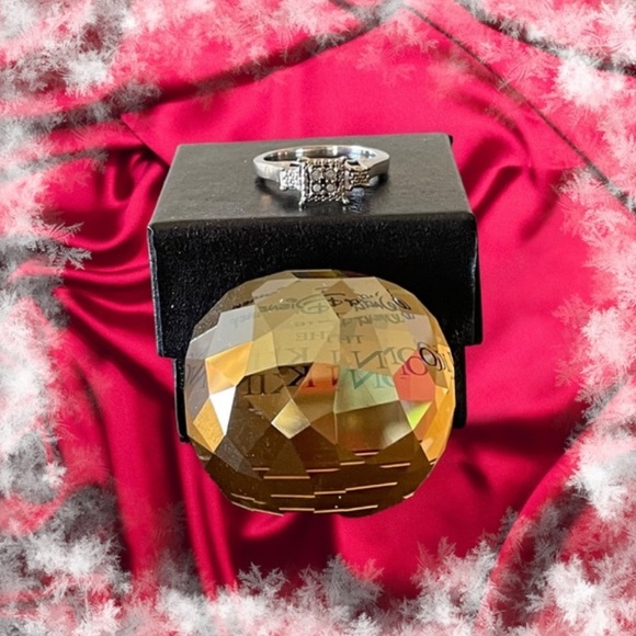 Woman’s Sterling Silver 0.03ctw Diamond Ring - Picture 9 of 9